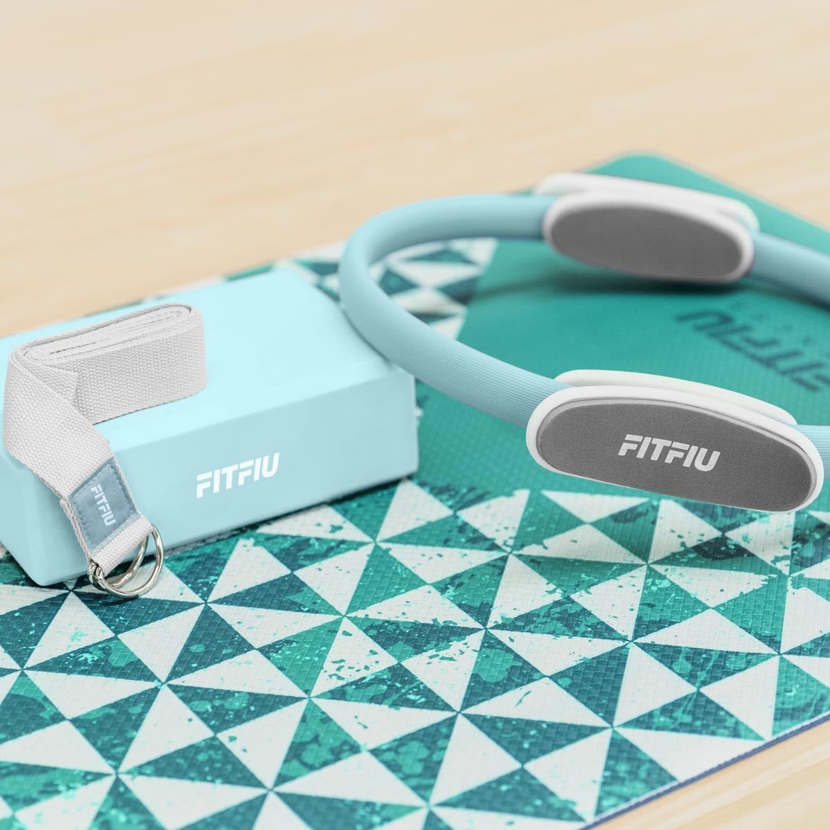 Fitfiu Fitness yoga strap alongside other kit components