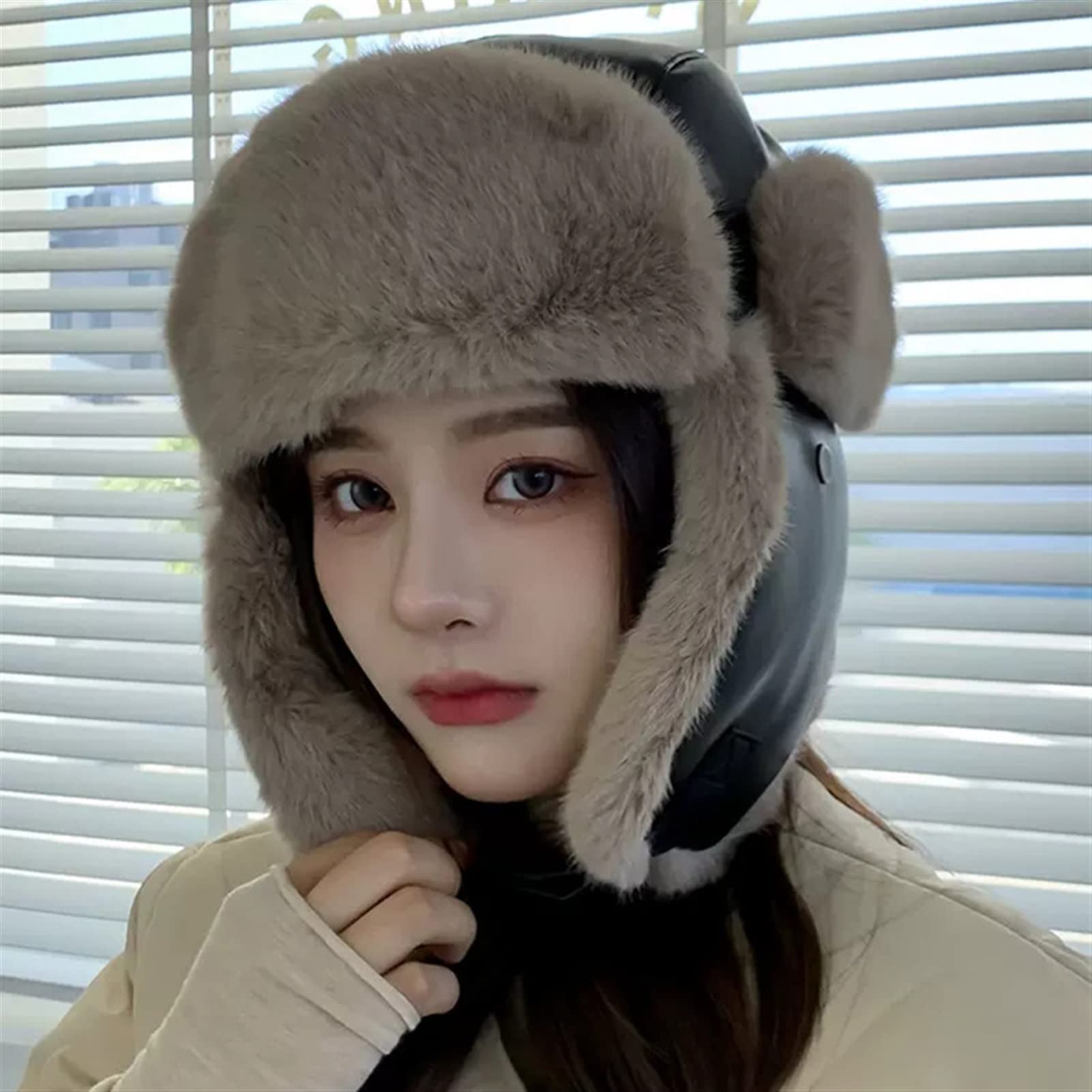 GIBZ Chapeau de Trappeur Femme Chapka Hiver Fausse Fourrure Trooper Bonnet Russe Casquette en Cuir