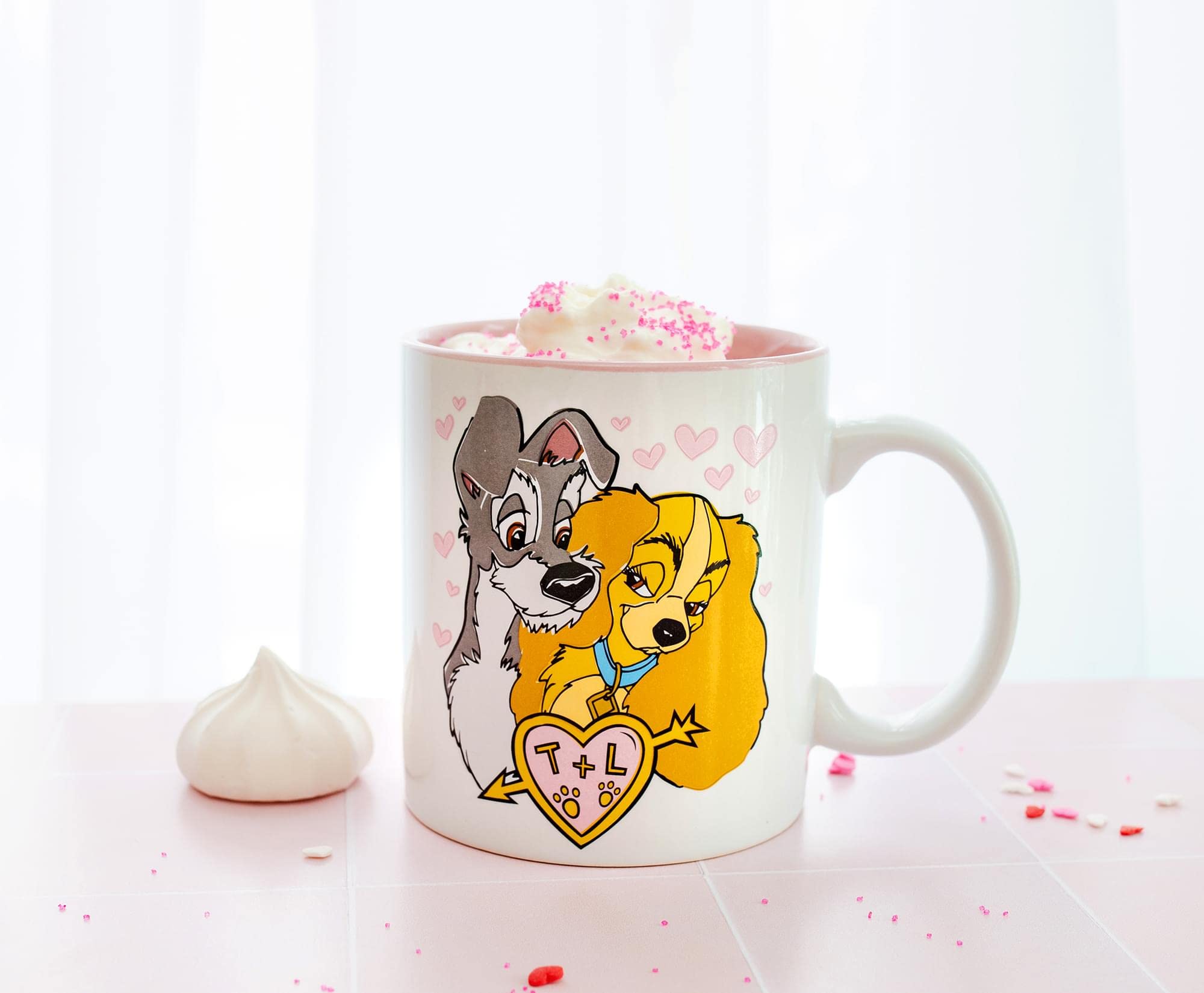 Disney Lady and the Tramp Doodle Sketch Hearts ceramiczny kubek | Mieści 590 ml