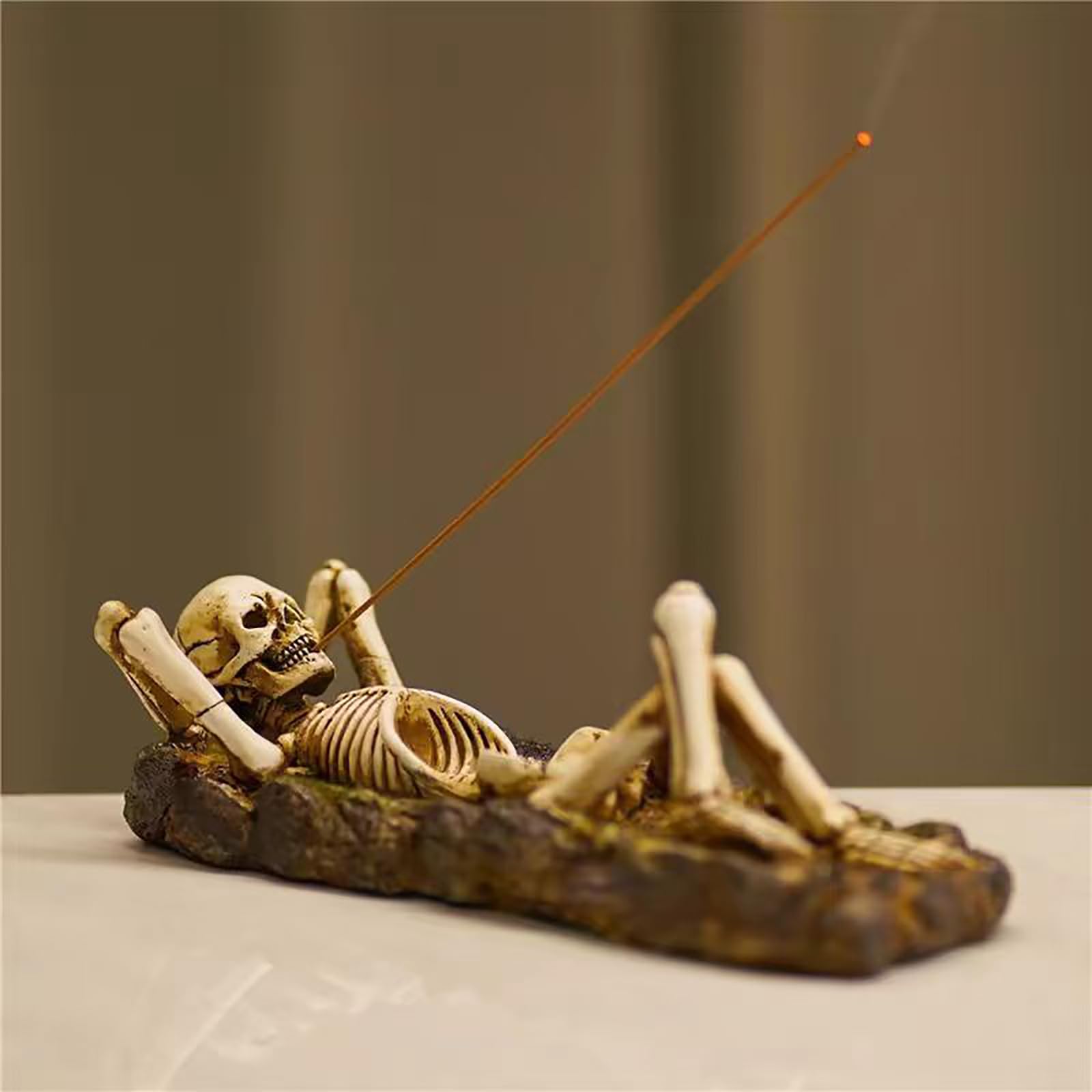 Decorazione piatta a forma di teschio, porta incenso creativo per interni, adatta per casa, ufficio, appassionati di yoga (22,9 x 8,4 cm)