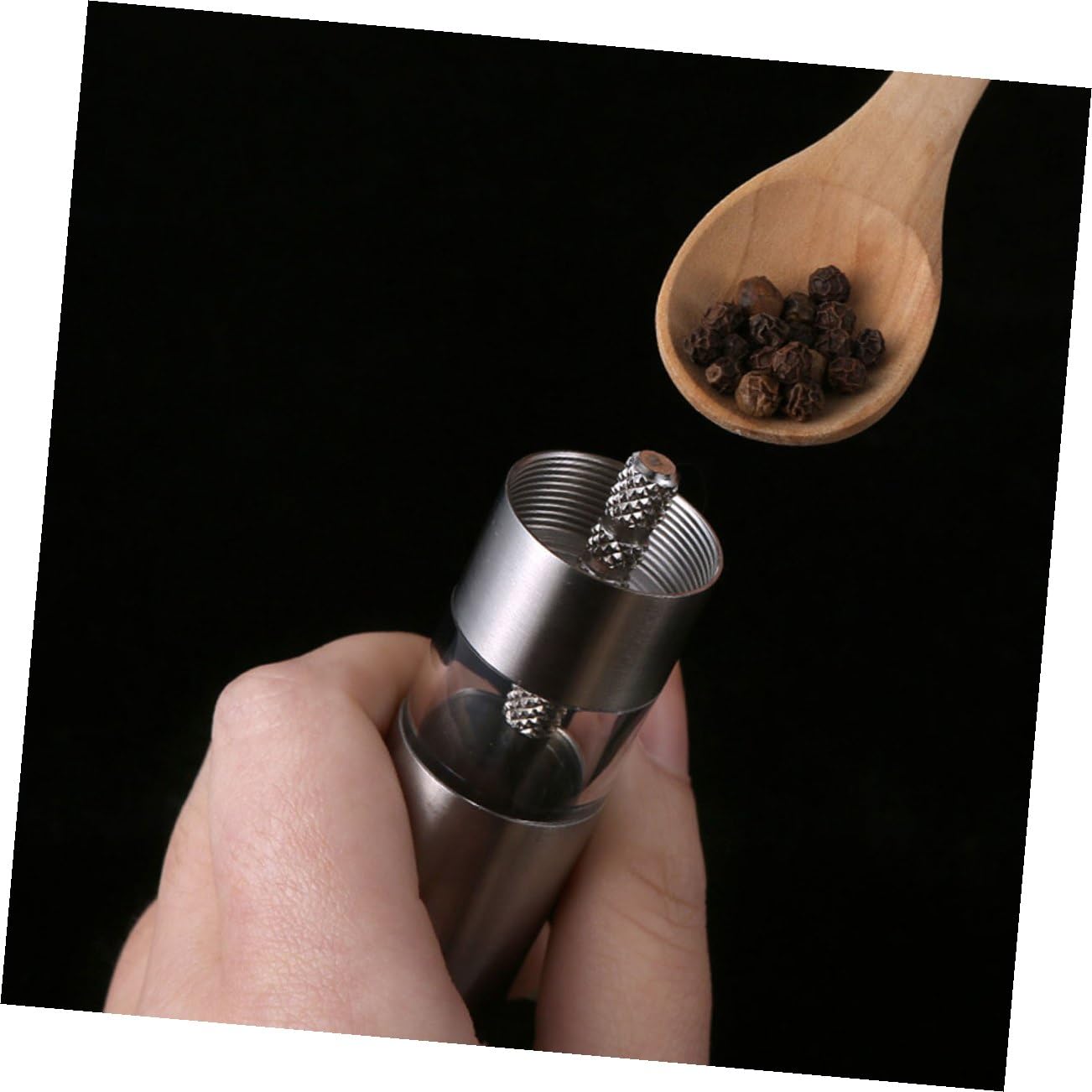Handmühle für Schwarzen Pfeffer aus Edelstahl, Fein Mahlend, Silber | 1 Stück, für Kreuzkümmel und Weitere Lebensmittel Geeignet, Kompakt für Küche und Tisch