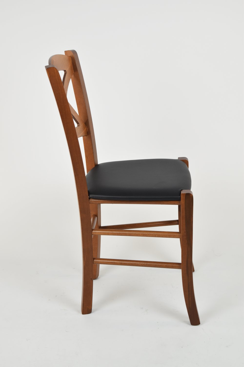 Tommychairs - Set 4 chaises CROSS pour cuisine, bar et salle à manger, robuste structure en bois de hêtre peindré en couleur noyer clair et assise rembourrée et revêtue en cuir artificiel couleur noir