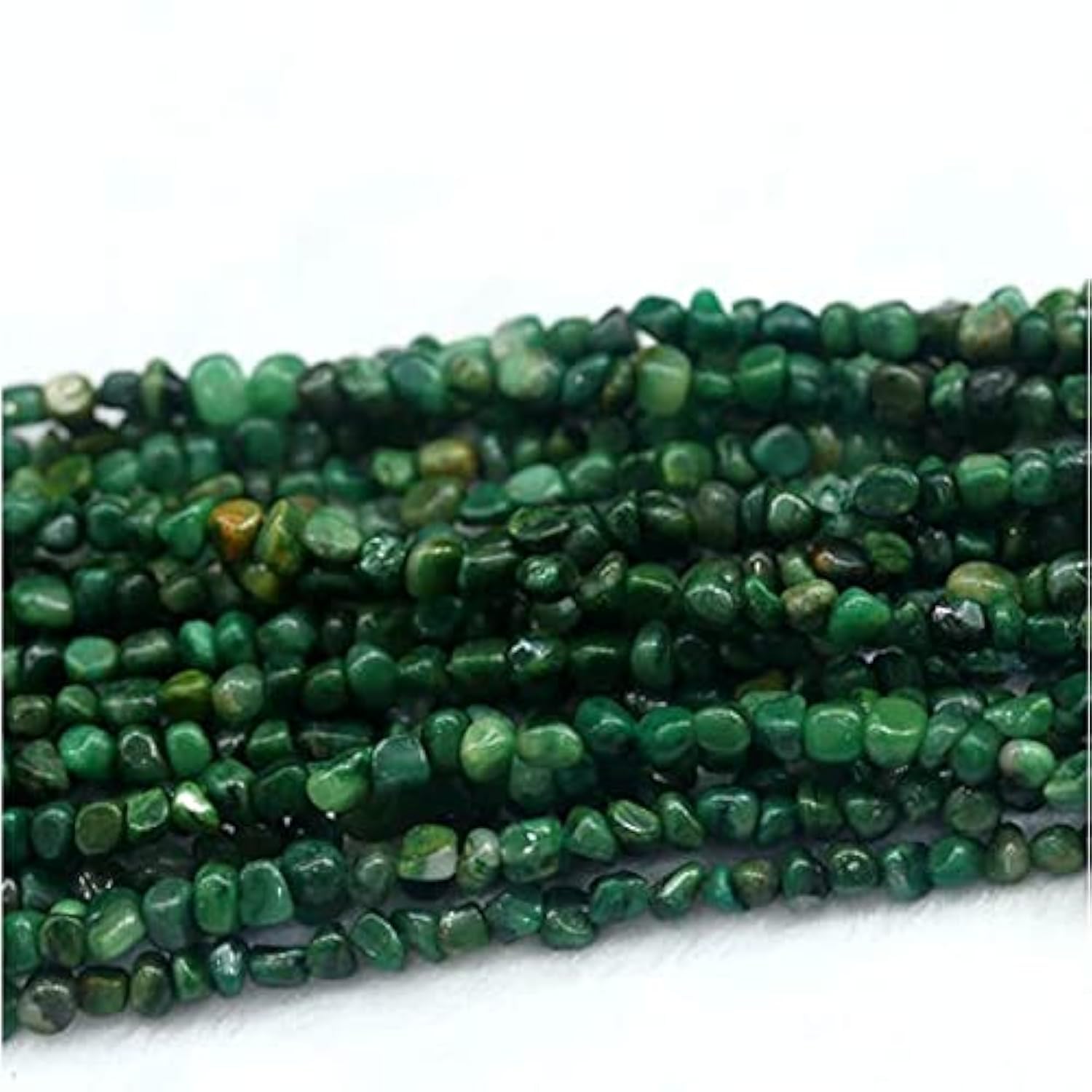Perles de jade vert d'Afrique : finis les bijoux uniformes avec nos pépites libres