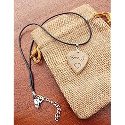 Pendentif médiator guitare personnalisé en bois massif d’acajou ou noisetier - Les Beatles, Paul McCartney, John Lennon, RIngo Starr, George Harrison Pendentif médiator guitare personnalisé en bois massif d'acajou ou noisetier – Image 3