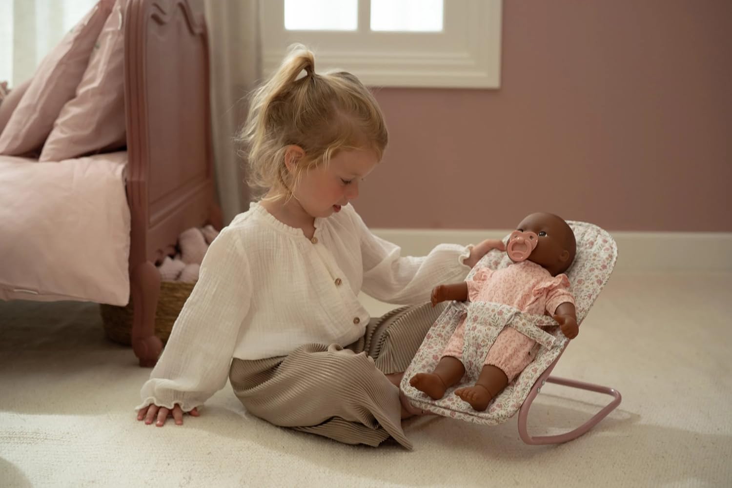 Little Dutch Balancín de metal con forro de algodón y cinturón de seguridad para muñecas de 33 a 46 cm - Soft Flowers Blanco/Rosa