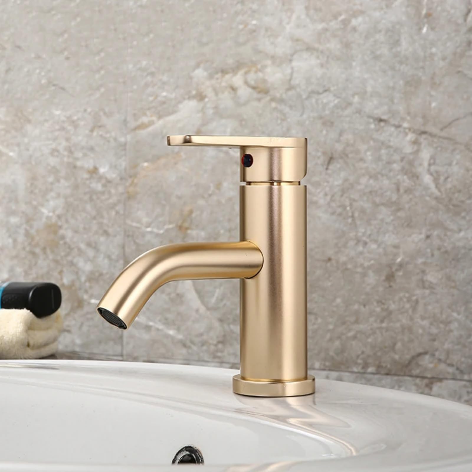 Robinet de salle de bain haut de gamme finition or et argent pour vasque contemporaine
