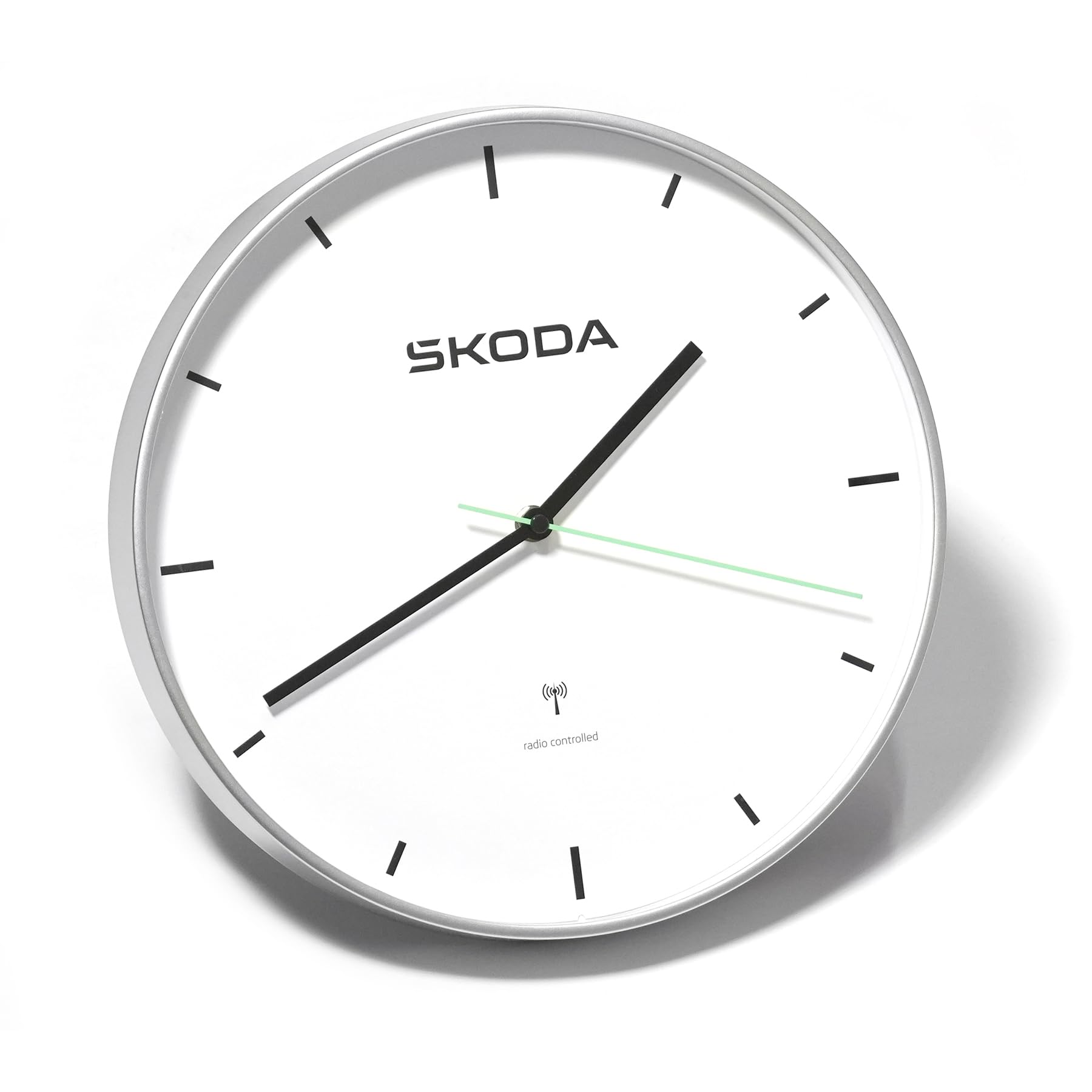 Horloge murale Skoda 6U0050810 radio-pilotée blanche et argentée pour un réglage précis