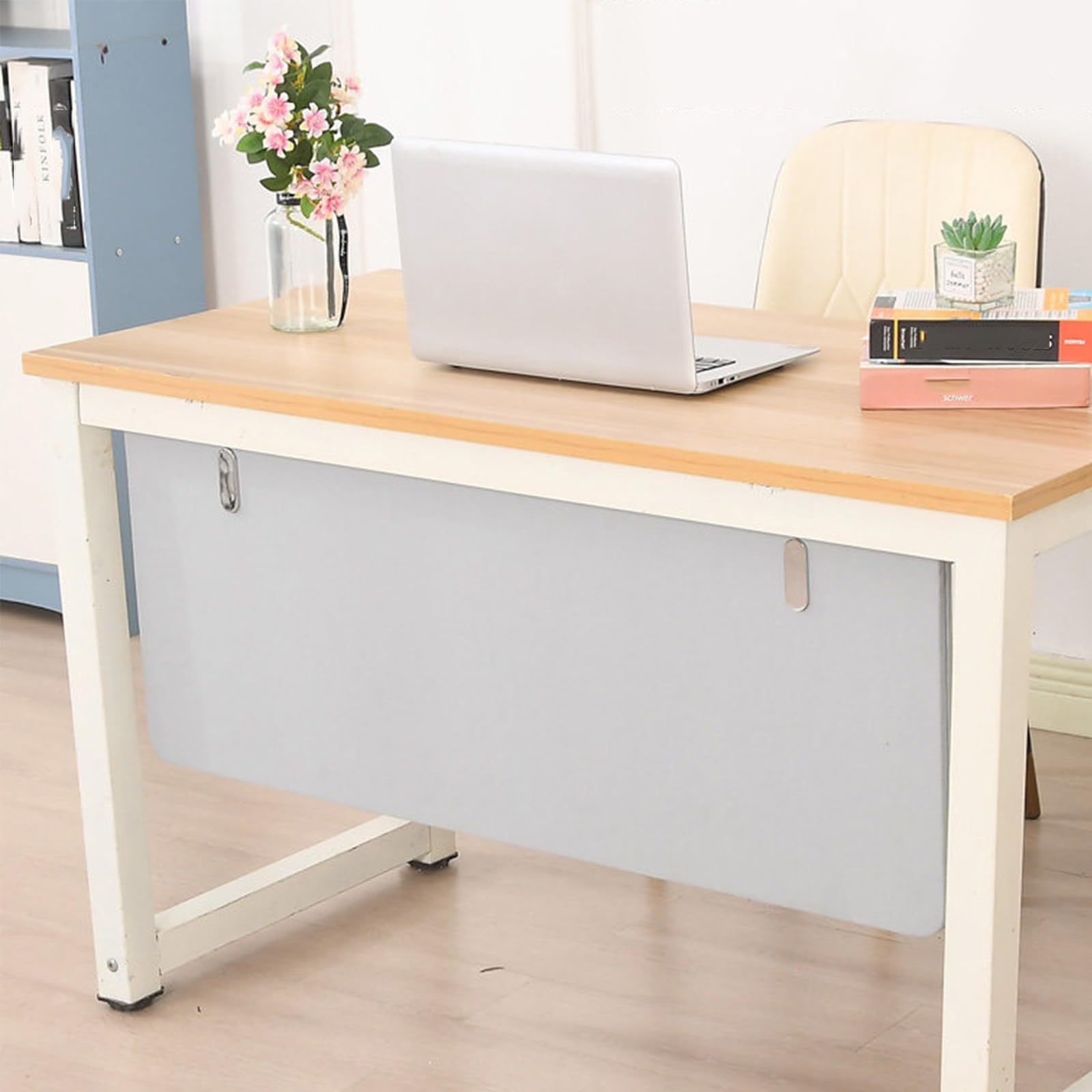 Jupe de bureau et panneau de cabine pour un coin télétravail rangé