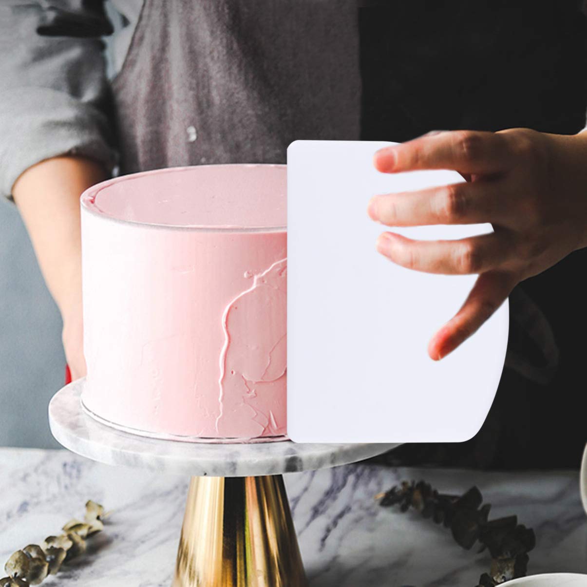 HOLIDYOYO Essential Baking Tool 4pcs Plastic Cake Scraper Pastry Scraper for Baking Fondant Icing