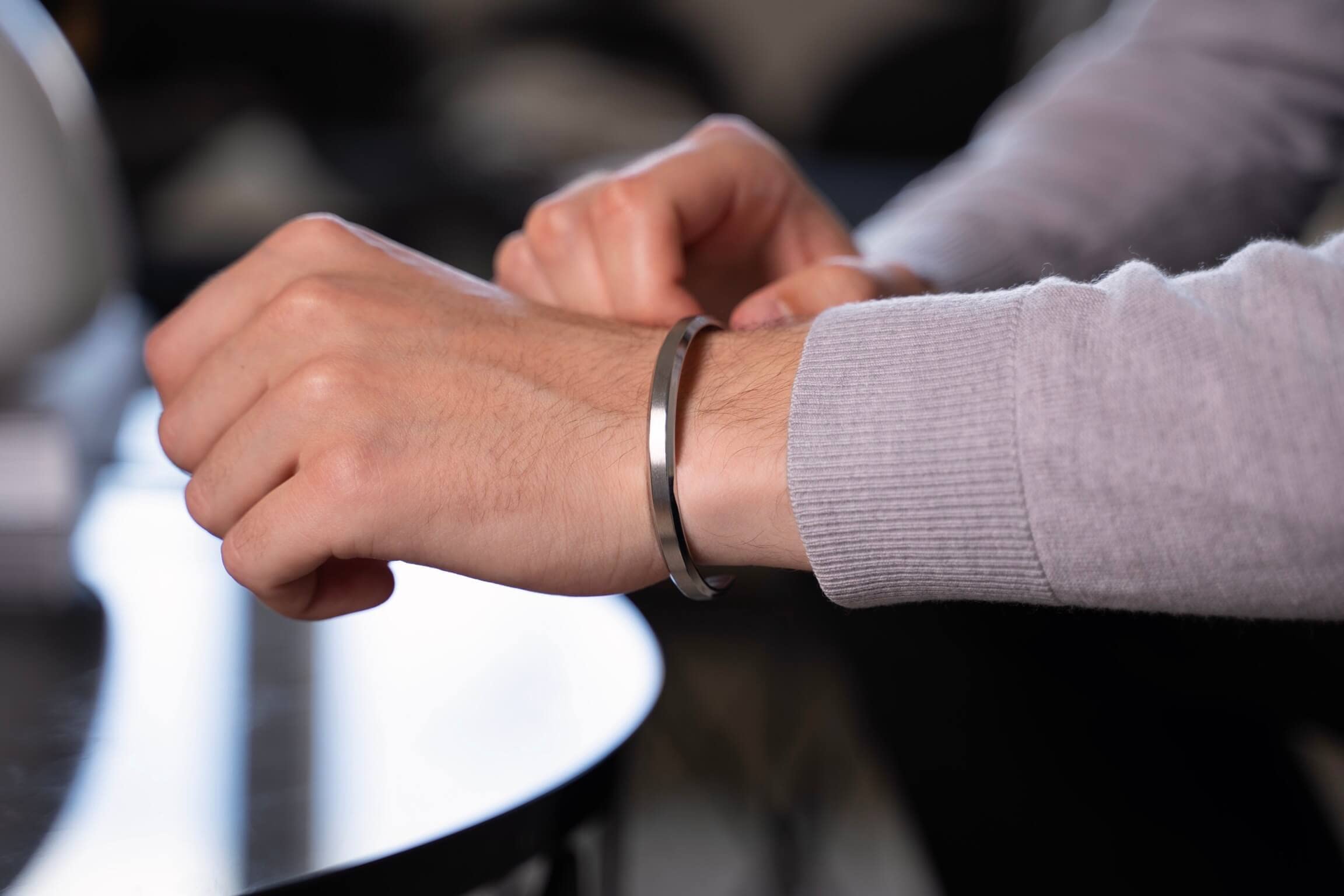 Handgefertigt in Italien | Premium Armreif für Männer & Frauen | Edelstahl Armband in Silber & Gold | Exklusive Schmuck-Geschenkbox