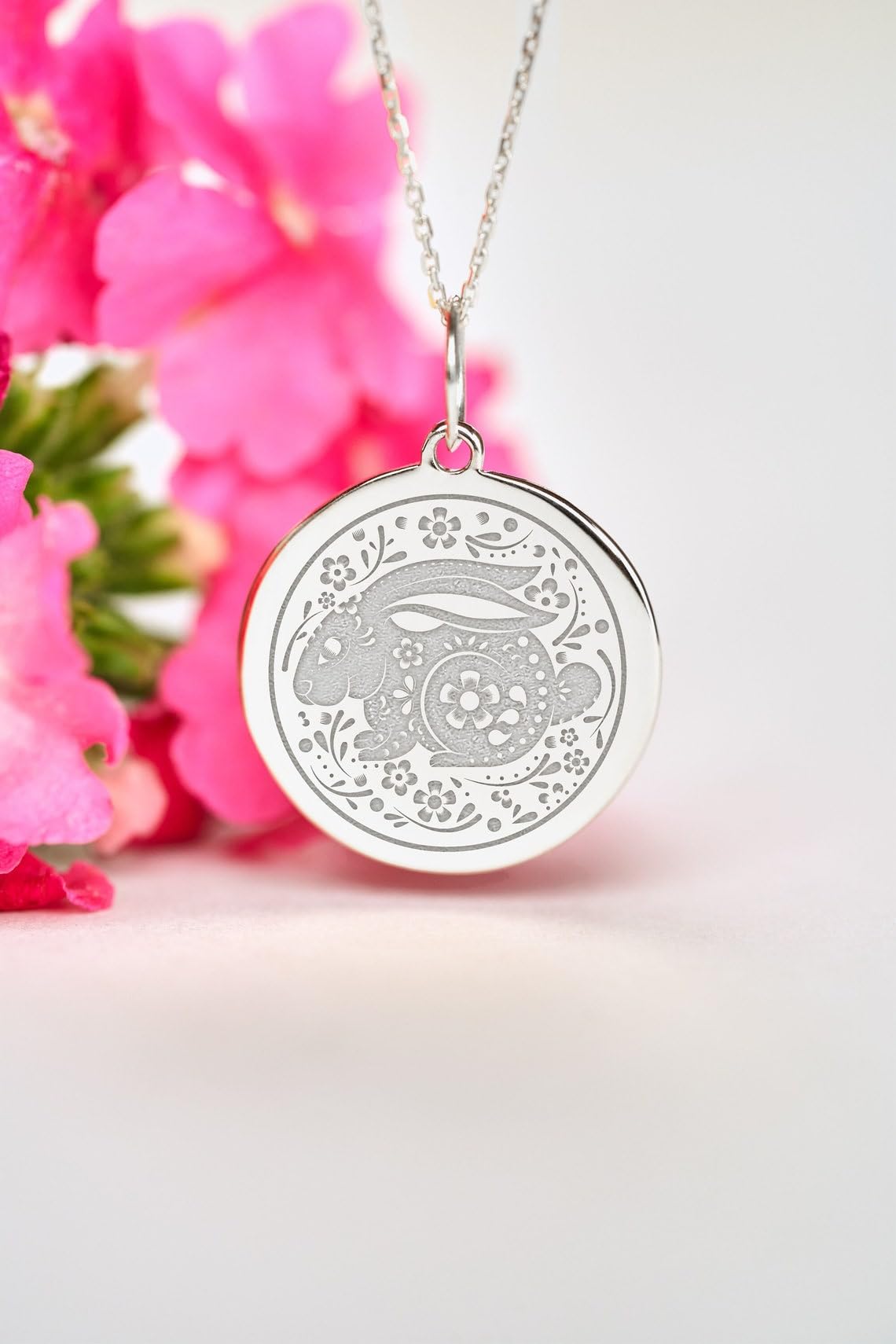 LKBEADS Collana con ciondolo a forma di moneta incisa a forma di coniglio dello zodiaco, 24 mm, con catena a maglie da 18 pollici | Argento Sterling 925 | Gioielli regalo unisex | LK_PNDN_2307