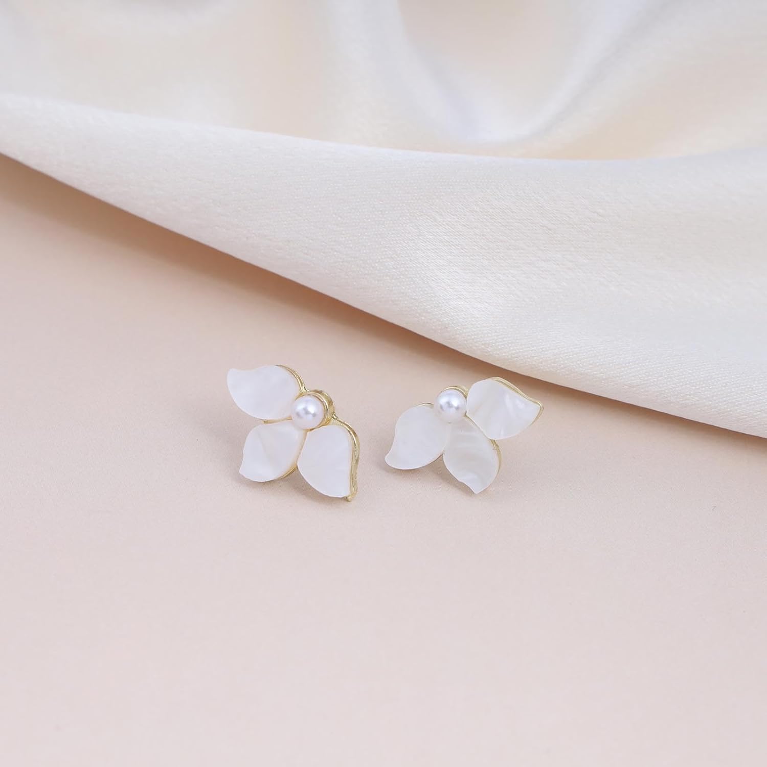 Vintage Pearl Flower Earrings White Acrylic Flower Earrings Resin Petal Stud Earrings Tiny Pearl Floral Earrings Jewelry for Women - Image 6