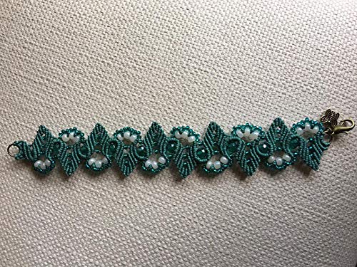 Pulsera macrame verde hojas hecha a mano con rocallas y cuentas cristal. Mide aproximadamente 18 cm. de largo