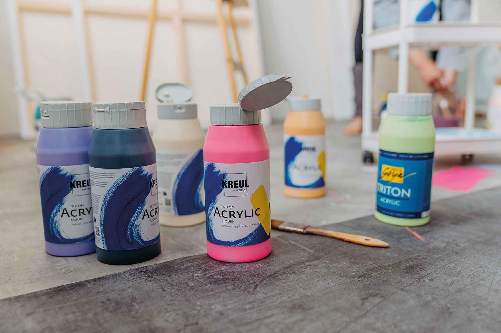 KREUL 17800 - Triton Acrylic Liquid im Powerpack, Set mit 8 x 750 ml Farbe, Hochwertige Künstler-Acrylfarben in Studienqualität mit leicht fließendem Charakter, in praktischer Tragebox