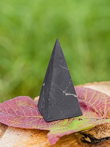 Vista 3 de Shungite Club Piedra de shungita alta pirámide sin pulir, cristal curativo, piedra preciosa para meditación, decoración de goloda pirámide