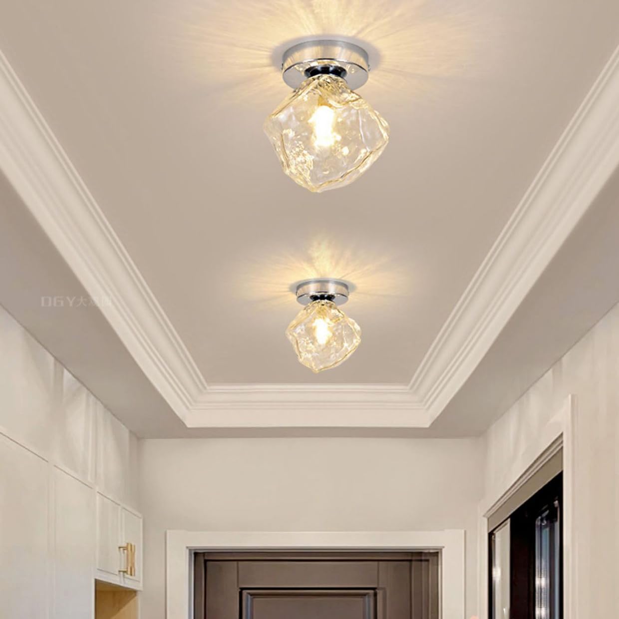Nowoczesna lampa sufitowa z przezroczystego szkła, chromowane wykończenie w kolorze srebrnym, mały korytarz, wpuszczana sufit, nordyckie kostki lodu, wejście do szafy, ganku, korytarza