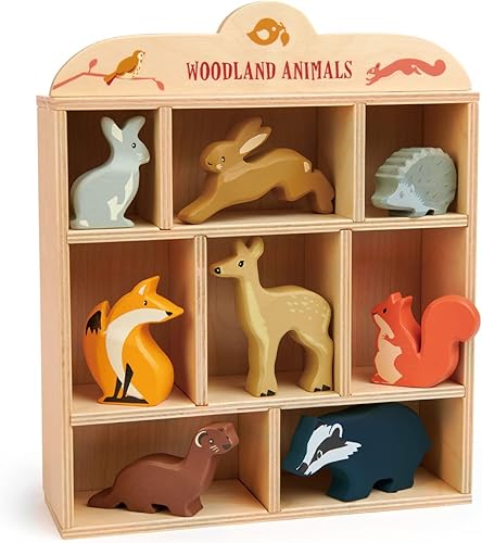 Tender Leaf Toys Animales del bosque – 8 animales del bosque de madera con un estante de exhibición – Juguete clásico para juego de simulación –