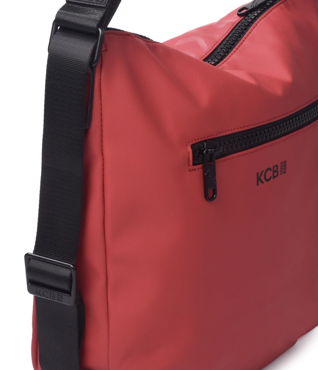 Bolso Mochila KCB Stamp | Versatilidad y Estilo | Diseño Convertible y Espacioso | Perfecto para el Día a Día | Asas Ajustables | 100% Vegano | Color Cereza