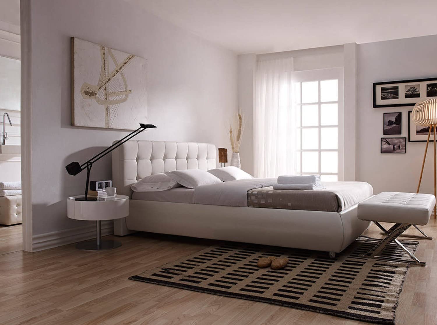 Angel Cerdá - Banqueta Descalzadora - Tapizada en Polipiel Blanca - Patas Cromadas en Forma de Aspa y Capitoneado - Diseño Moderno - Banqueta Auxiliar para Dormitorio - 120 x 45 x 42 cm