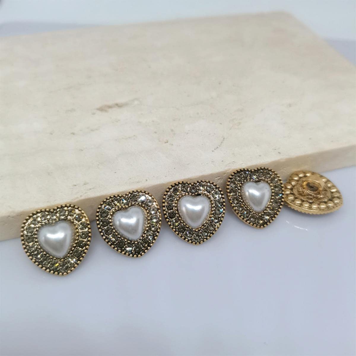Boutons en strass pour remplacer un bouton perdu et réparer une veste élégante