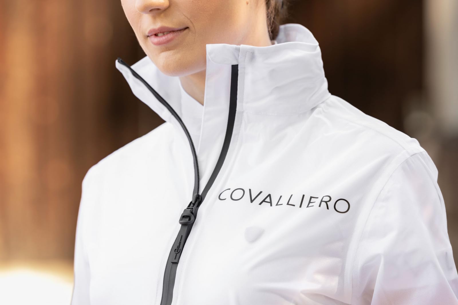 Covalliero - Damen Regenjacke ClearView – Regencape mit verstaubarer Kapuze & Reißverschluss – Wasserdicht & Atmungsaktiv – Sportjacke in Transparent/Durchsichtig – Mehrere Größen