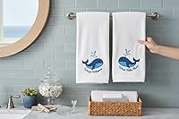 Vista 4 de Serafina Home Toallas de mano suaves y absorbentes para invitados de ballena de verano: saludos amigables con el océano, 2 piezas (Whale Hello There)