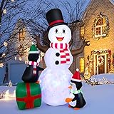 GOPLUS 180CM Bonhomme de Neige Gonflable avec Pingouins,1,8 M Geant Décoration Noël Exterieur Interieur Gonflable avec Lumières LED Rotatives Colorées, Sacs de Sable, Piquets Inclus
