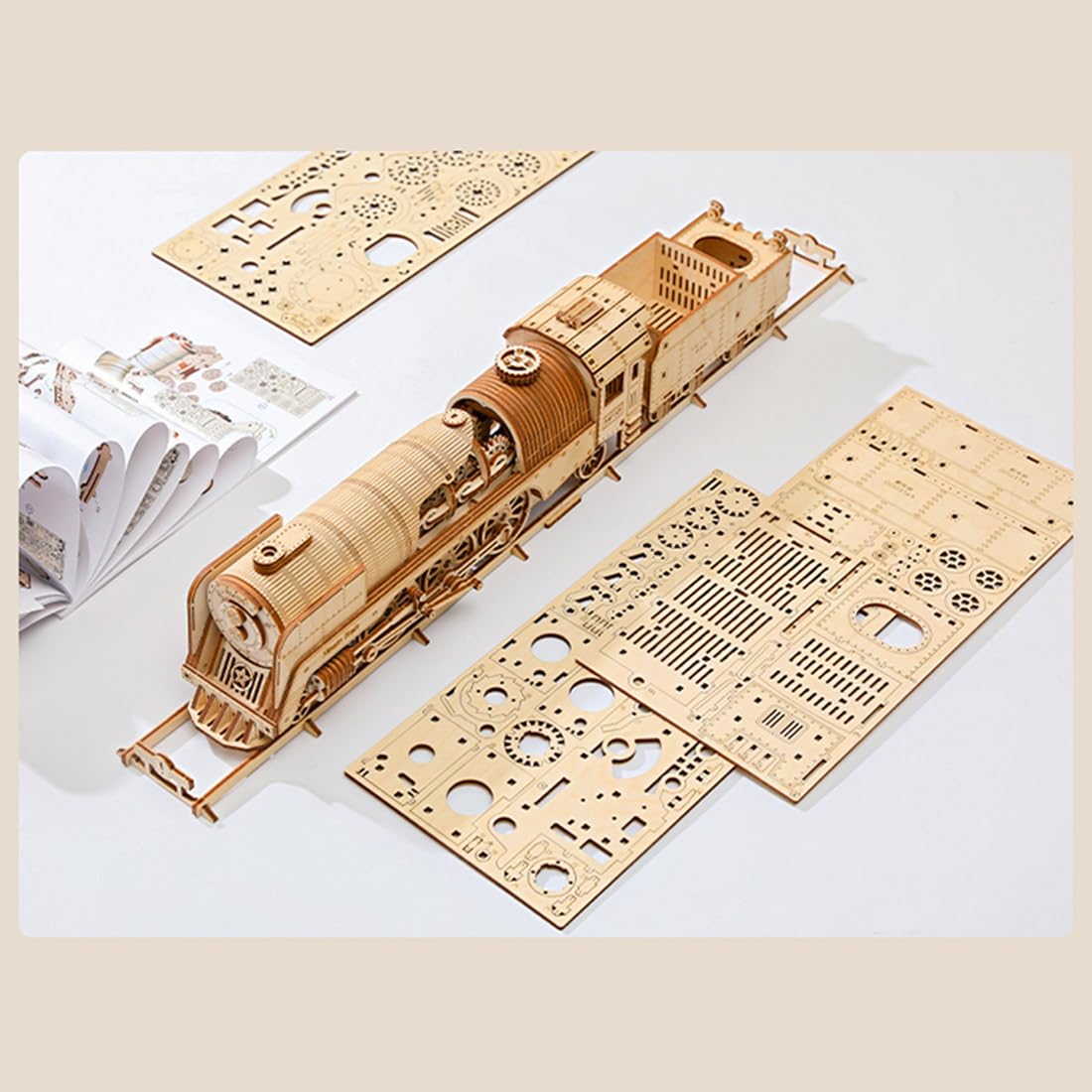 Kit fai da te Steam Train Model Kit meccanico Wind-Up Locomotive con traccia, modello di assemblaggio in legno, collegamento a pistone, set di costruzione educativa, display desktop (413 PCS/smontato)