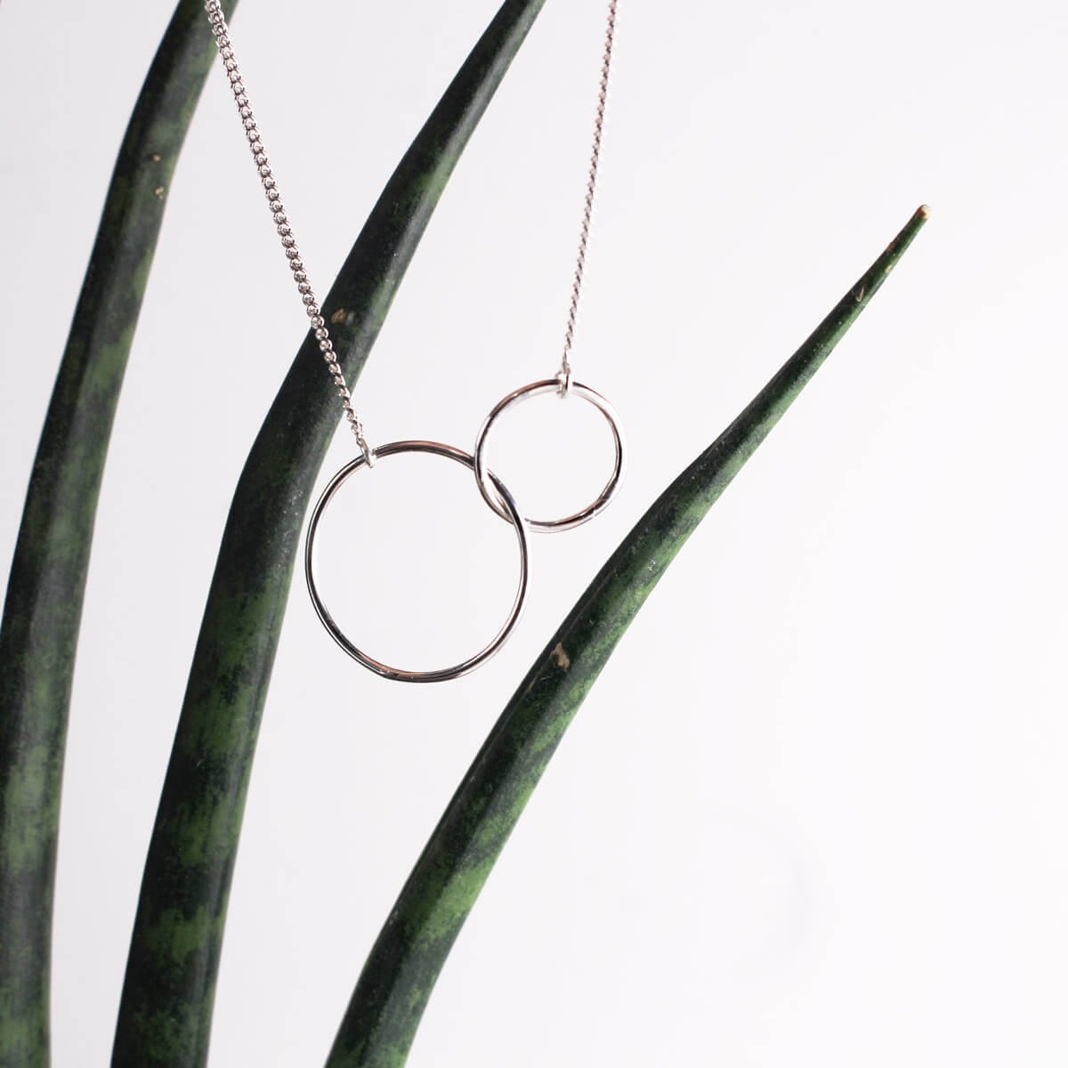 SINGULARU - Collar Sister - Colgante en Plata de Ley 925 y dos Aros Unidos - Cadena de Talla Unica - Joyas para Mujer - Hecho en España - Varios Acabados