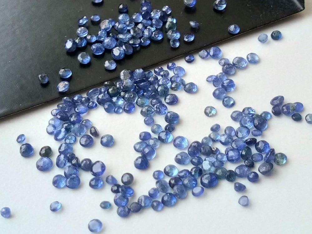 kamienie o szlifie niebieskim szafirem o średnicy 1–2,5 mm, Naturalny okrągły szlifowany szafirowy kamień, Okrągłe kamienie o szlifie szafirowym na biżuterię (opcje od 1 do 5 karnetów) - APH37