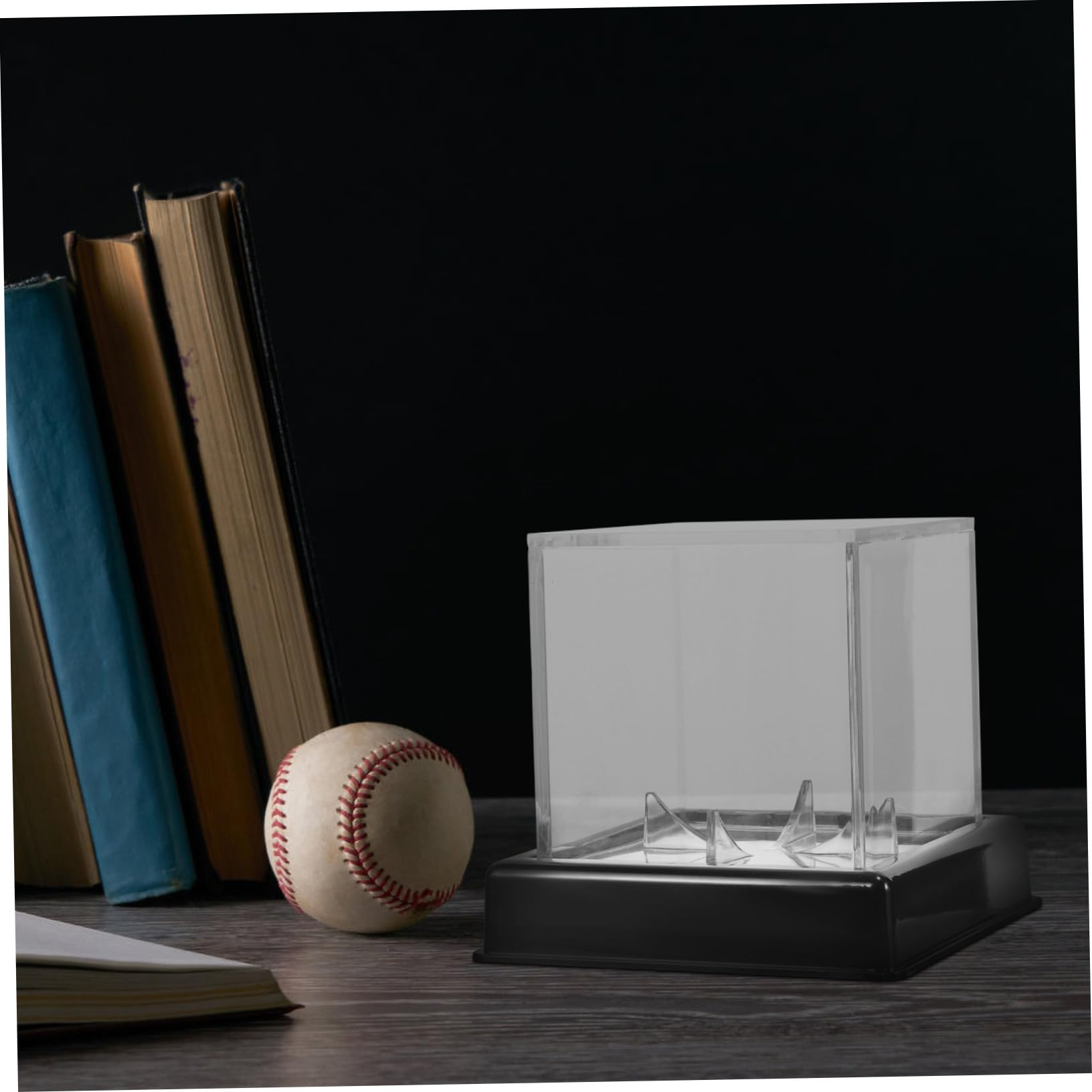 Vitrine Transparente Carrée Protège et Maintient Les Balles de Sport en Place en Plastique Noir Base Boîte Pratique et Élégante pour Baseball