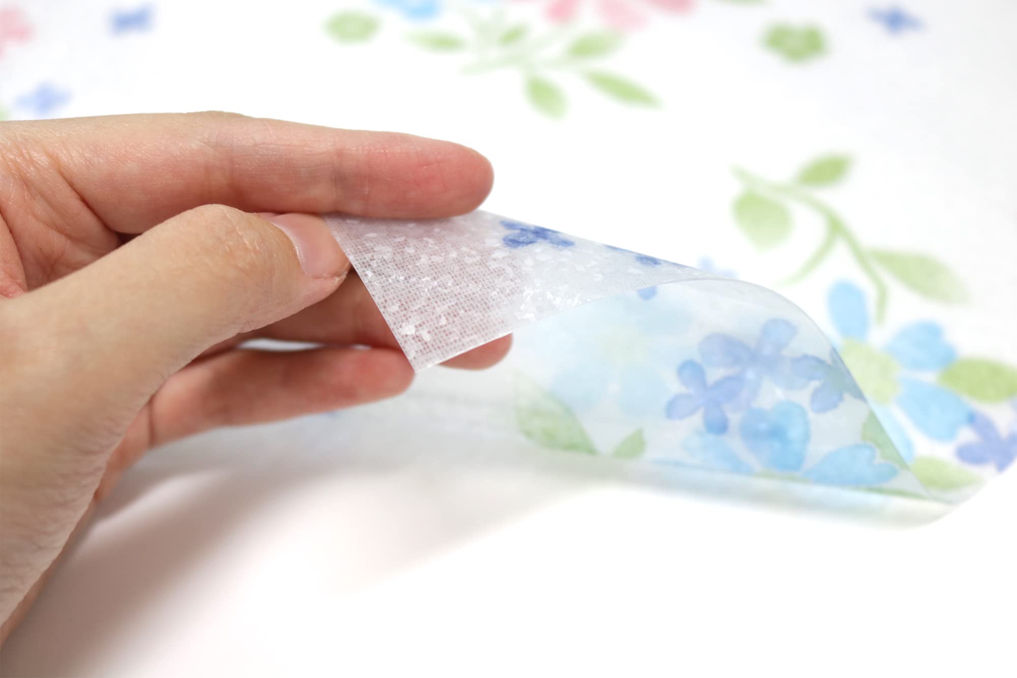 Amazon｜飛散防止効果のある窓飾りシート 大革命アルファ 46cm丈×90cm