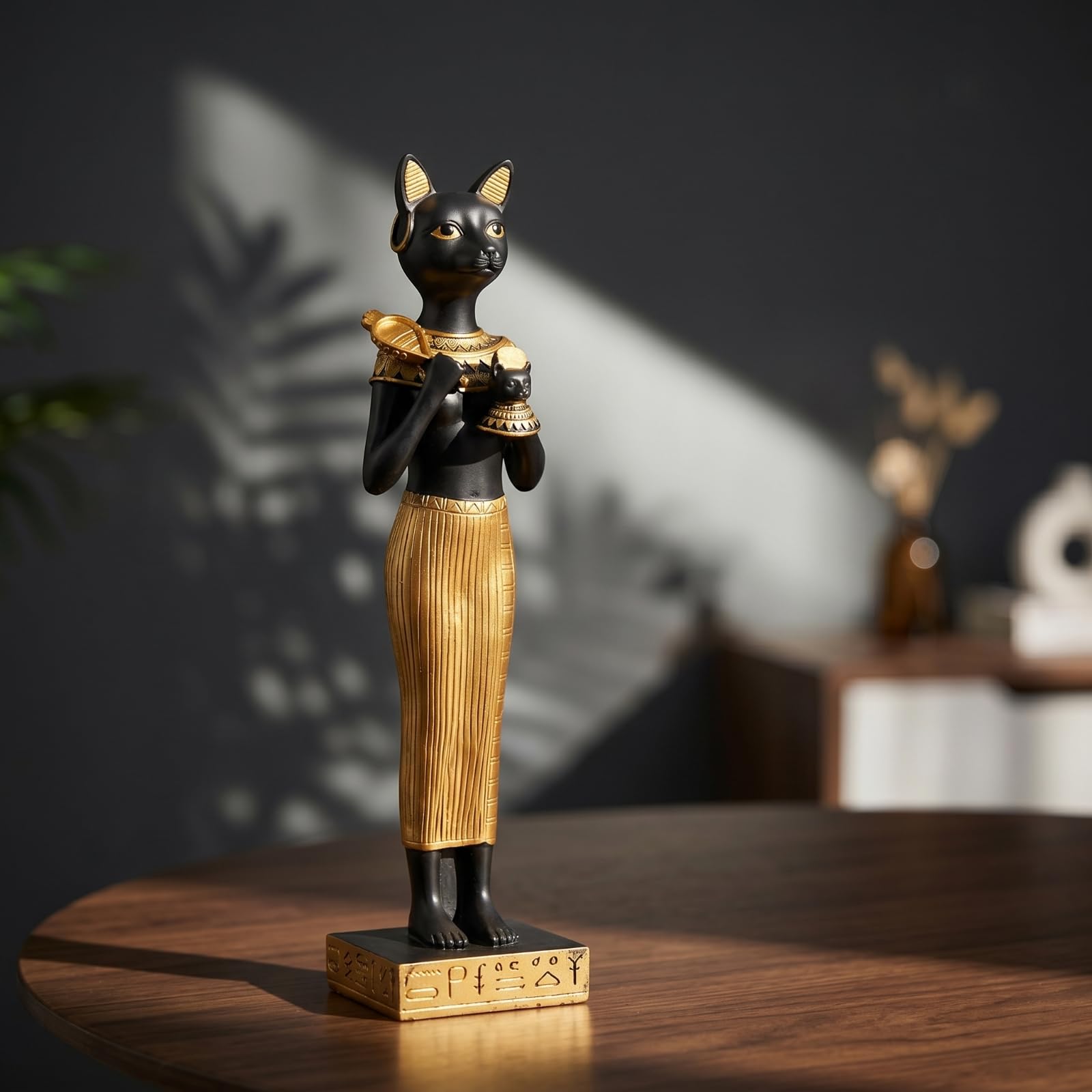 Statua Decorativa Gatto Bastet Ornemento in Resina con Accenti Dorati E Slanciata Base Rettangolare Stile per Interno Ufficio Studio Adatta a Ripiani Consolle Librerie 28.5cm