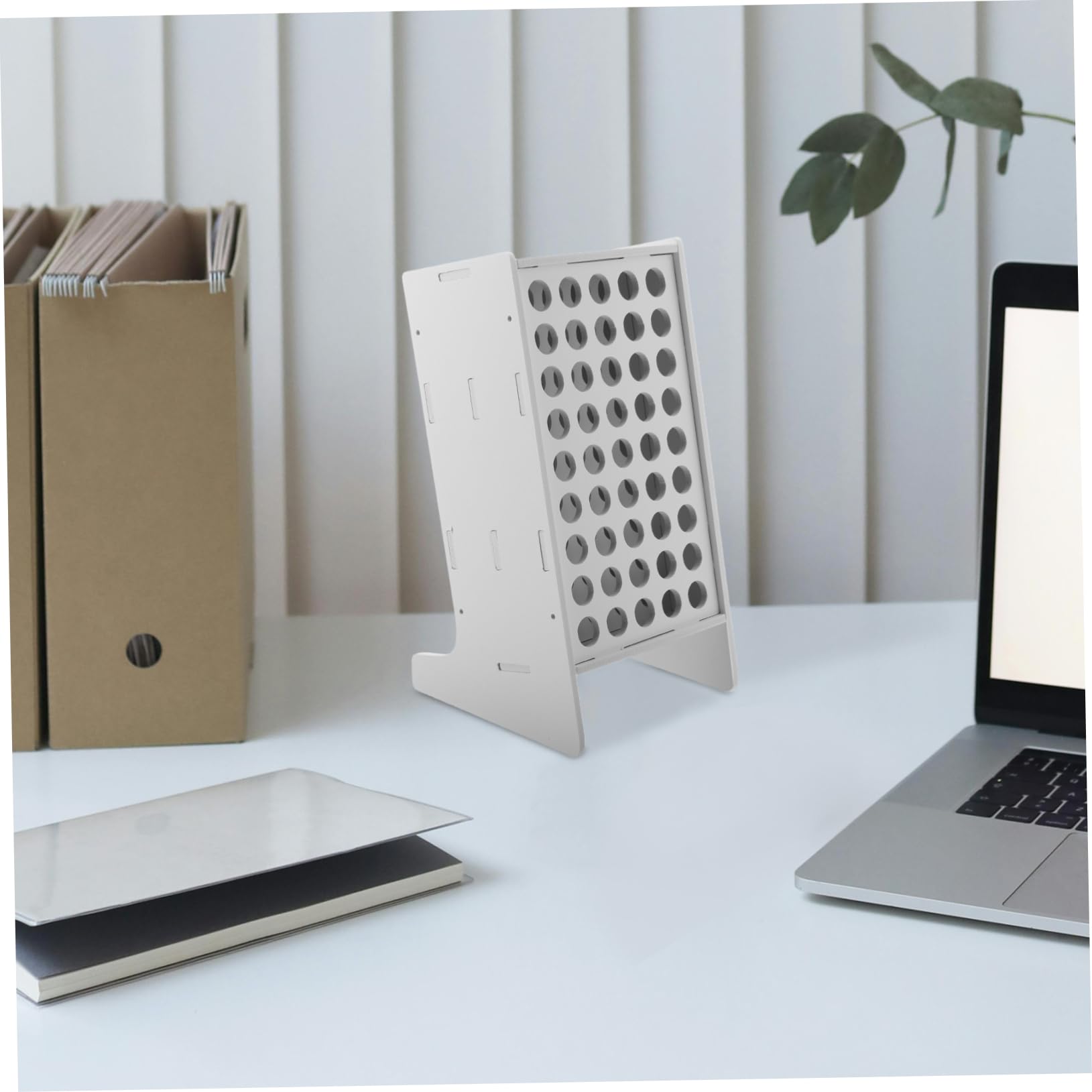 Homoyoyo Porta Penne per Scrivania in Plastico Bianco Design Inclinato e 45 Fori, Organizer per Pennarelli Facile da Usare, per Festa Scuola Decor e Asilo
