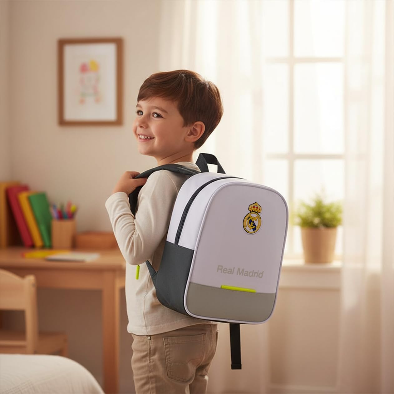 Mochila Real Madrid Viaje Gran Capacidad y Respaldo Acolchado Licencia Oficial Resistente Niños, Jóvenes y Adultos