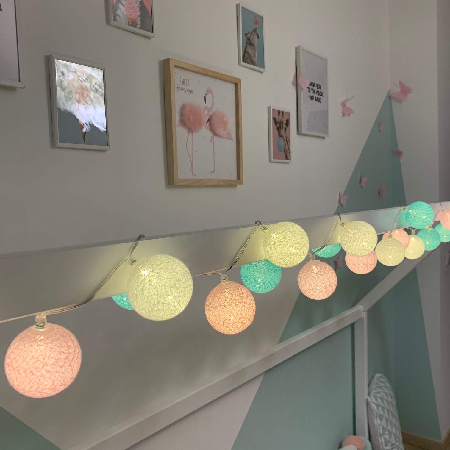 GuirLED - Guirlande lumineuse boules coton LED USB - Télécommande sans fil - Veilleuse bébé 2h - Adaptateur secteur double USB 2A inclus - 4 intensités - 24 boules 2.4m - Bébé