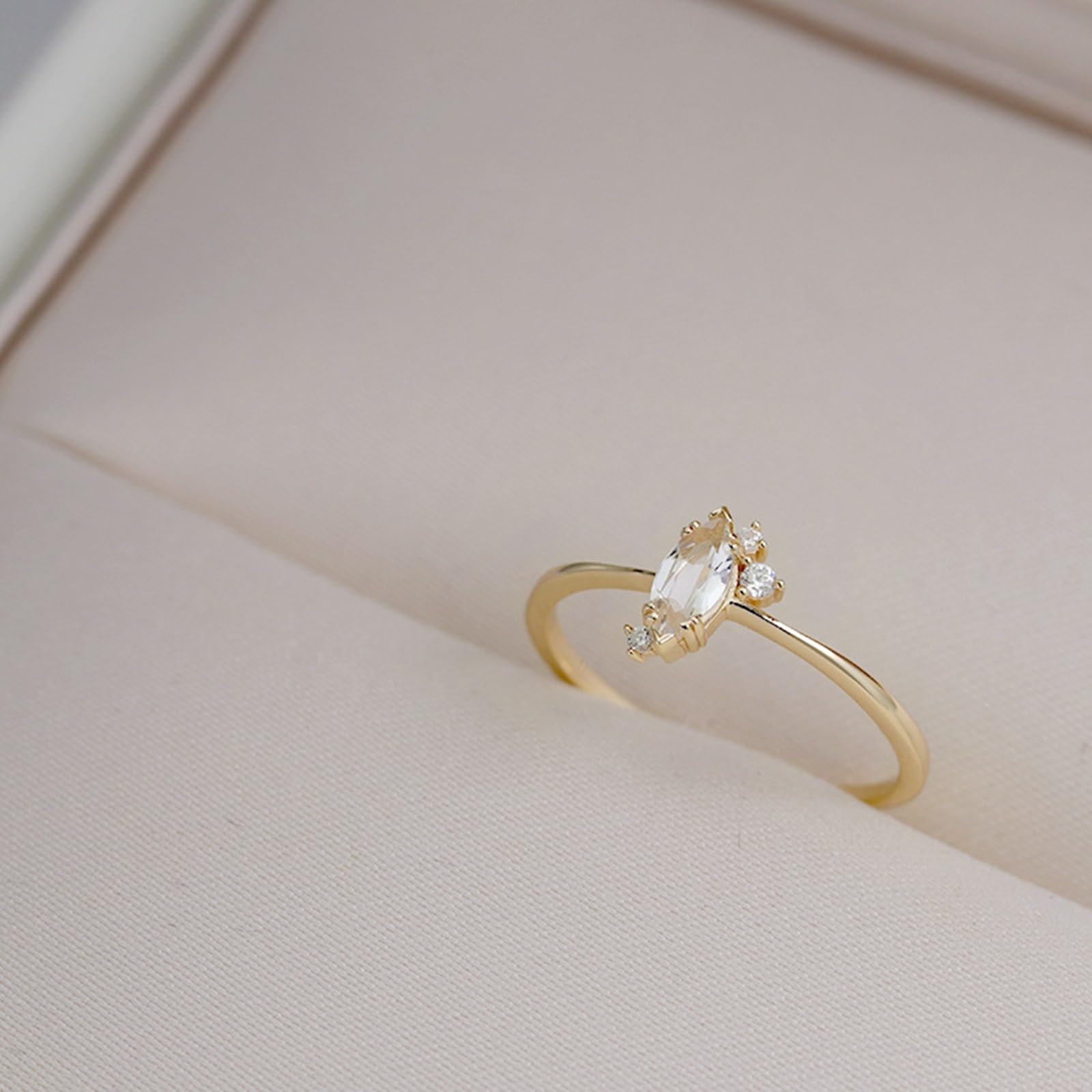 Damen Gelbgold Polierter dünner Versprechensring mit Marquise-weißem Kristall und rundem Moissanit