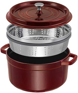 STAUB Cocotte Gusseisen Bräter mit Dampfeinsatz aus Edelstahl 26 cm 525 L Rund Alle Herdarten inkl Induktion Made in France Grenadine-Rot