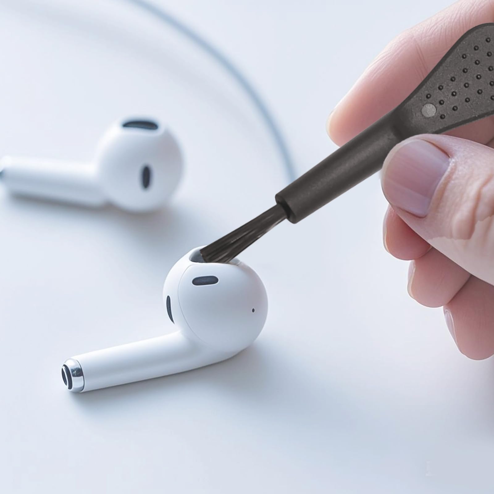 Paquete de 15 herramientas de limpieza de puerto de carga de teléfono, incluye 10 limpiadores antiobstrucción Whtie y 5 mini cepillos negros para iPhone 16 Pro Max, altavoz y receptor, AirPods