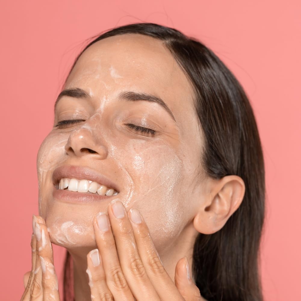 Freshly Cosmetics Limpiador exfoliante, limpia y exfolia el rostro con partículas físicas de cáscara de almendra y saponinas vegetales Exfoliating Rose Facial Cleanser, 100ml