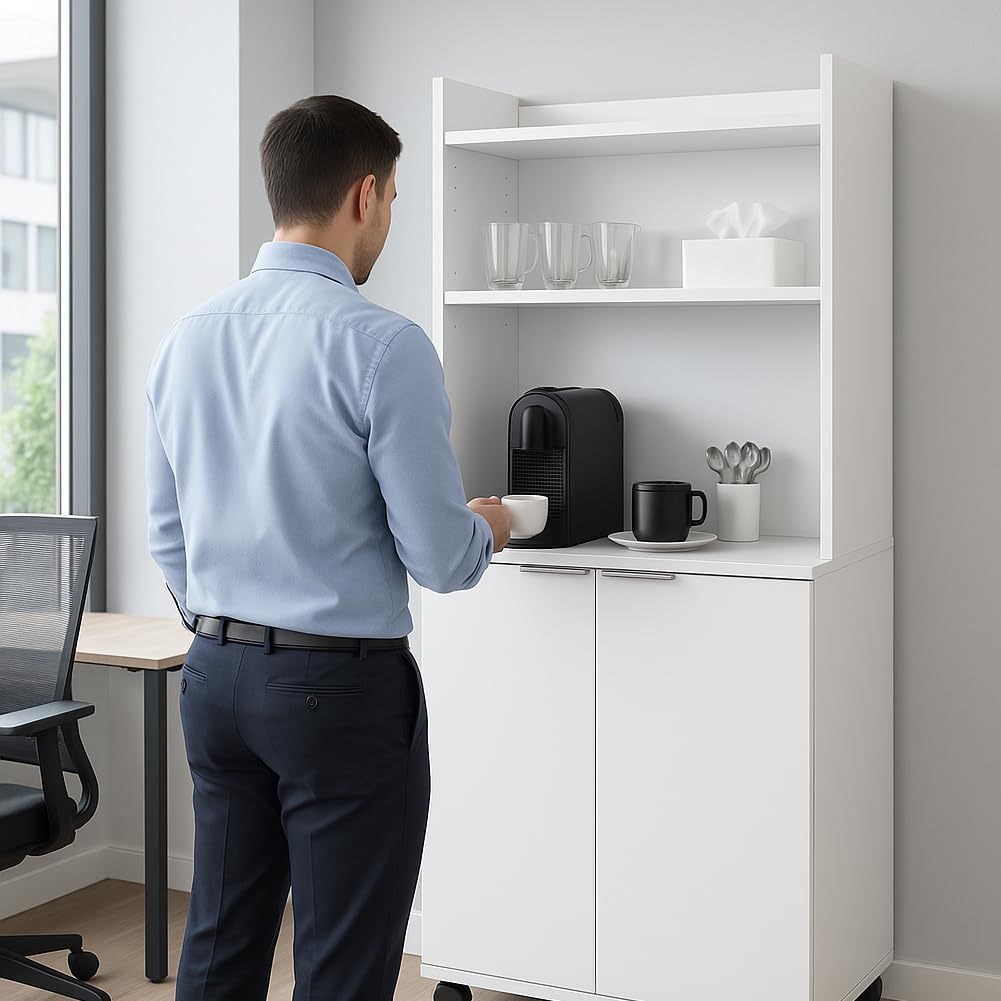 BAKAJI Coffee Station da Ufficio Mobile con 4 Ruote Piroettanti con Freno, Armadio Salvaspazio Stazione del Caffè, Credenza Angolo Bar e Snack Multiuso, Mobiletto con 2 Ante Bianco