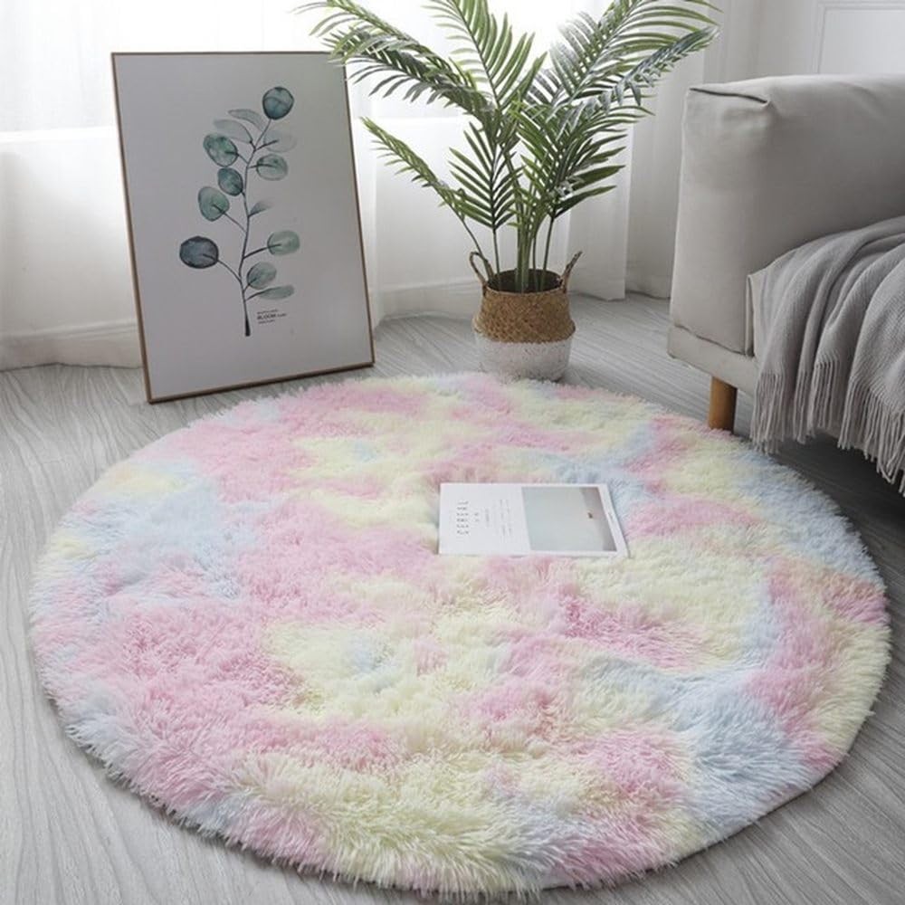 Chambre à coucher chaleureuse avec ce tapis rond à poils longs