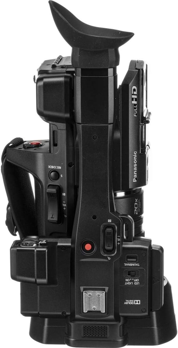 Puncak view of the Panasonic AG-AC30 camcorder, showing the handle, viewPanimu, sareng tombol kontrol.