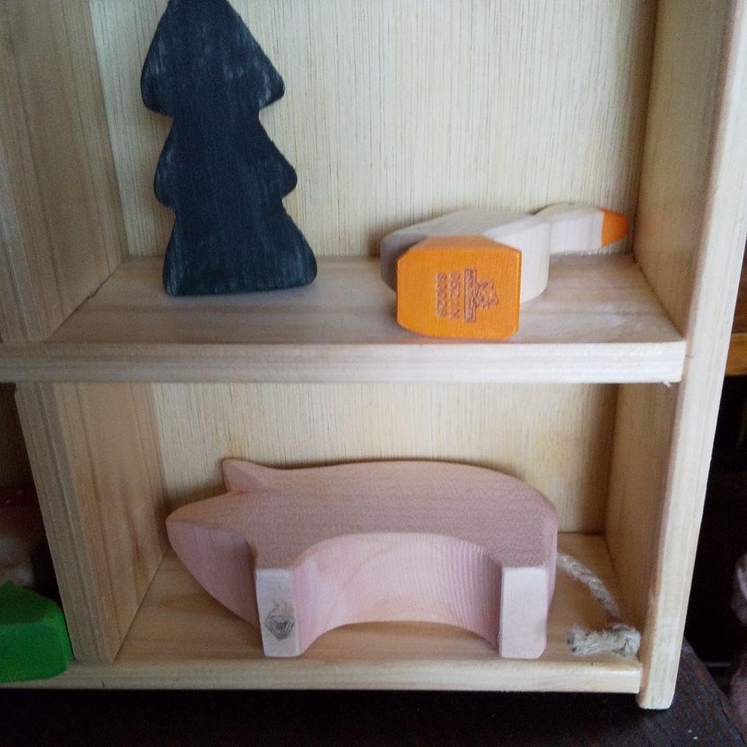 飾り棚とドイツの木のおもちゃ11点 ステンドグラスの窓付き ステンドグラス