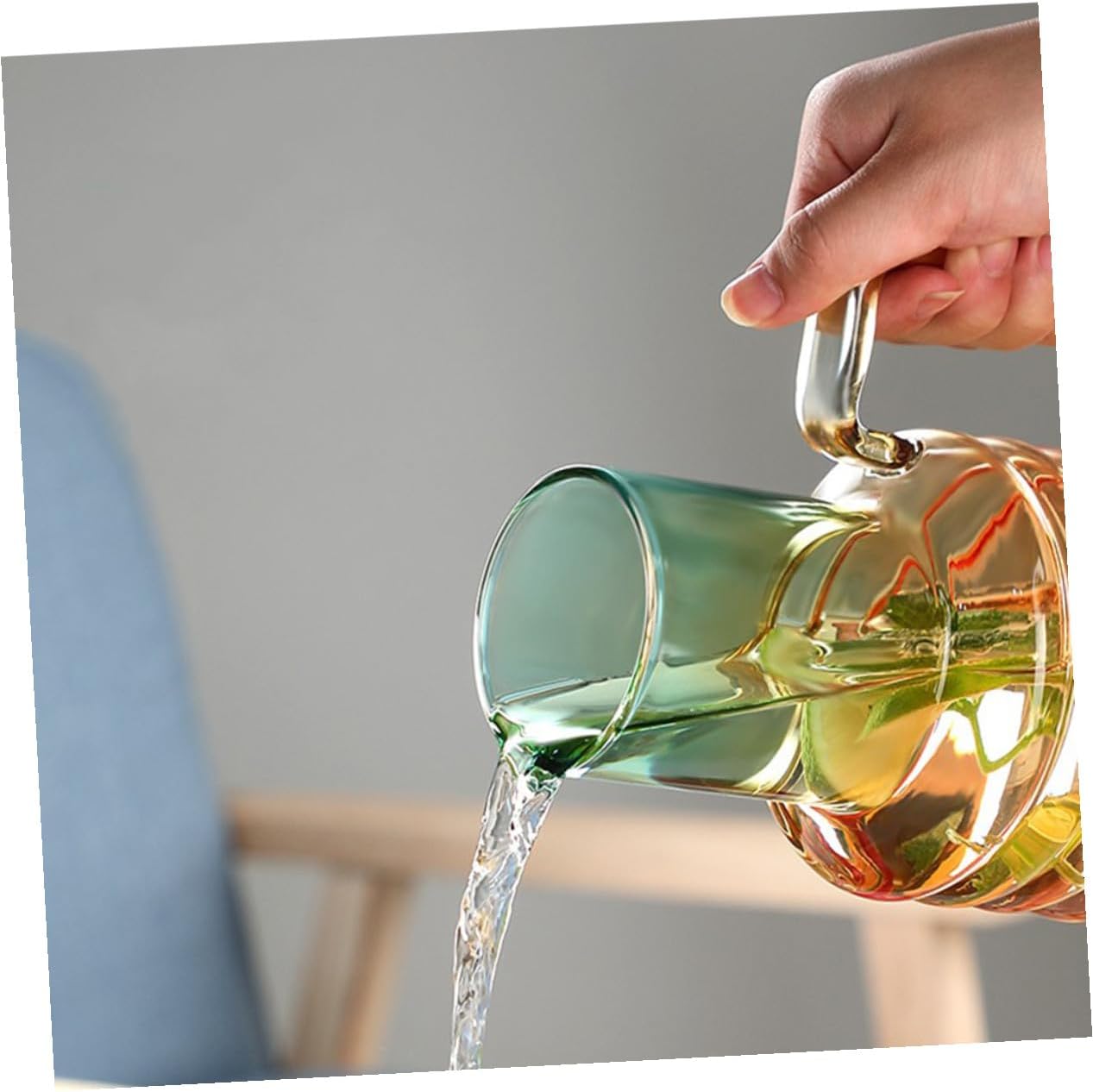 VILLCASE Gradient Tone Transparent Water Pitcher Heat-resistant Clear Carafe for Juice Tea Milk Cold Beverages with Pointed Spout Leak-resistant Household Drink Container