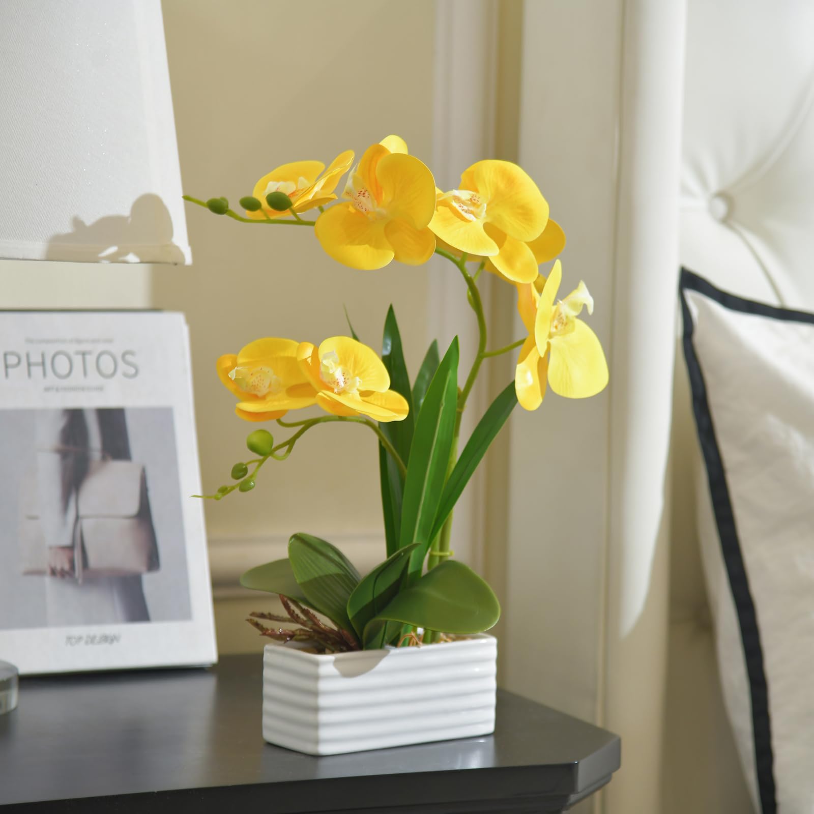 Orquídea artificial de tacto real en maceta, flor falaenopsis falsa con jarrón de cerámica blanca, arreglo de orquídeas sintéticas para el hogar, mesa, oficina, boda, decoración de fiesta