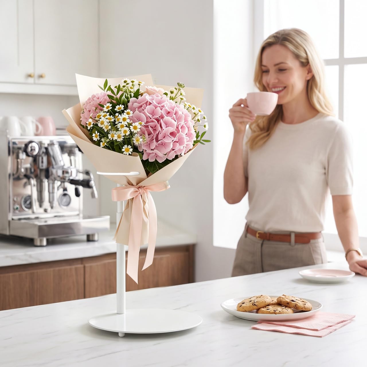 Luxshiny Espositore per bouquet in ferro, supporto per bouquet di fiori, supporto regolabile per bouquet da scrivania, supporto da tavolo per composizioni floreali da matrimonio, bianco