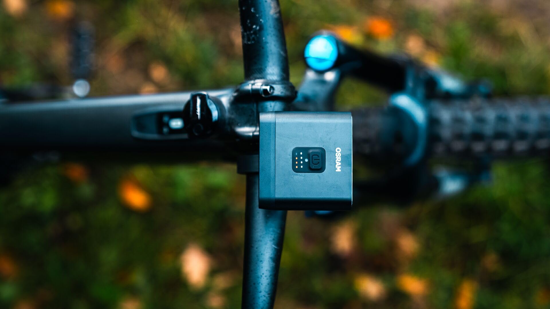 OSRAM LEDsBIKE EXPLORER X 1000 SET, set di luci per bicicletta ricaricabili - anteriore e posteriore, fuoristrada, con luce freno, tre modalità di illuminazione e luce lampeggiante, 1000 lumen