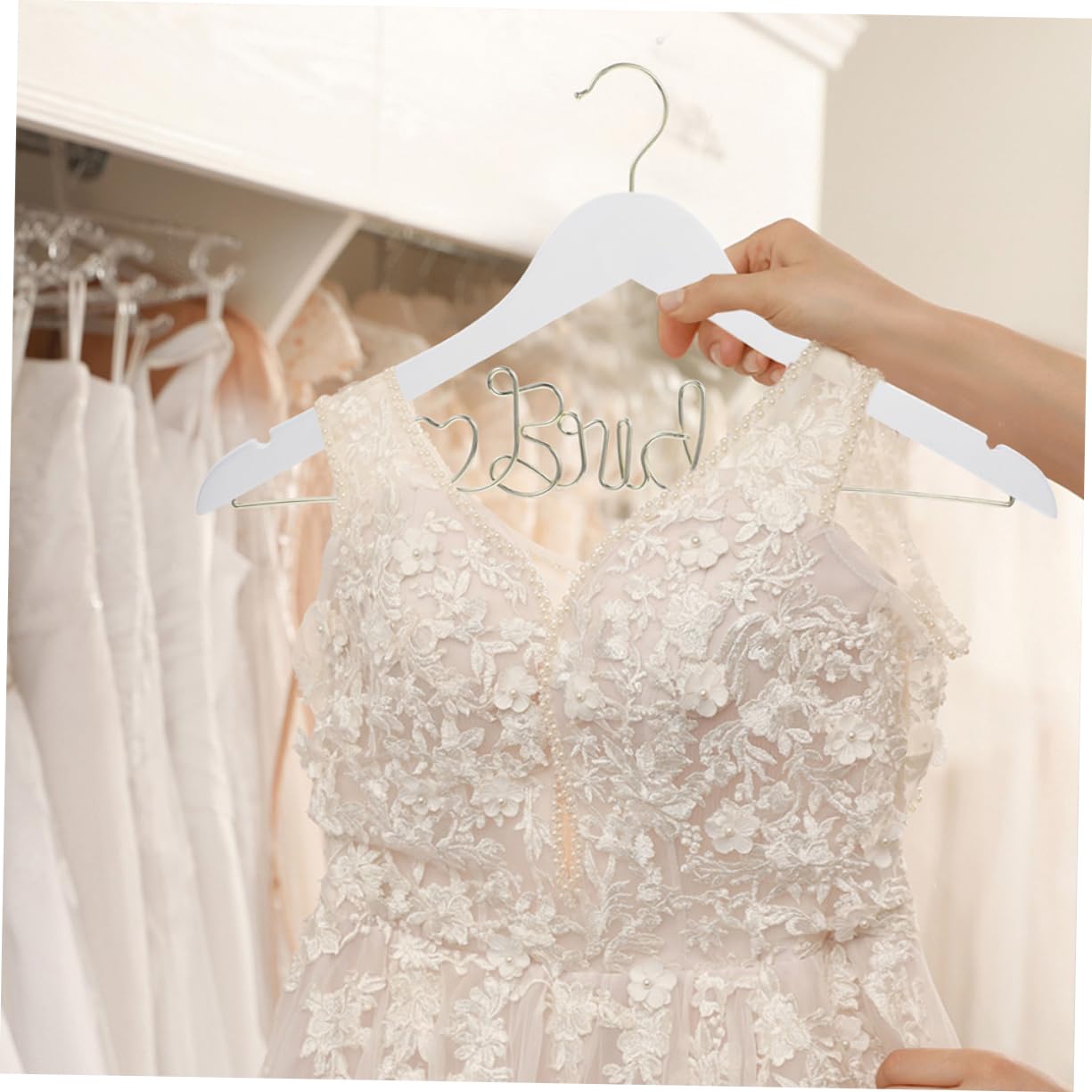 Legno e Ferro Bianco 2 Pezzi Gruccia per Abiti da Sposa | Riutilizzabile e Antiscivolo, per Organizzare e Conservare Capo Nuziale, Delicata e Creativa