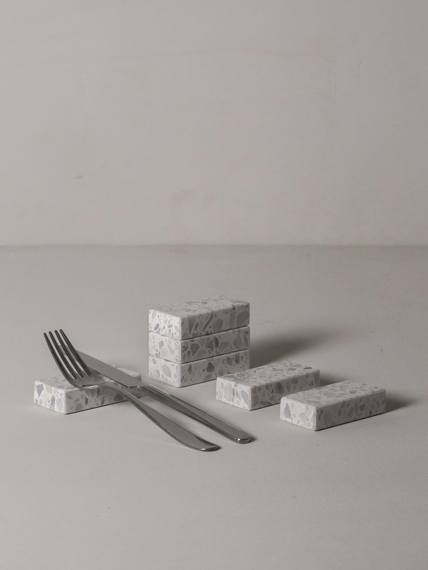 Soporte para palillos de granito de mármol – Apoyabrazos de mesa artesanal – Soporte elegante y sostenible para palillos o cubiertos – Perfecto para la Mise en Place (blanco)